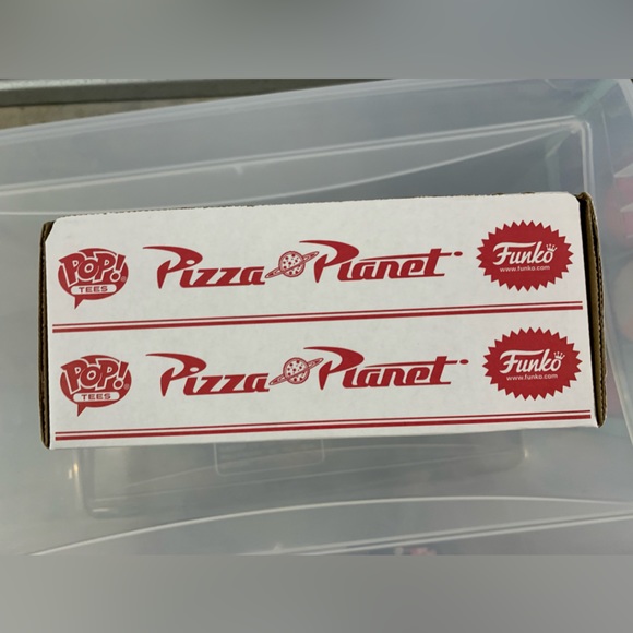 New BoxLunch Exclu Disney Pizza Planet Tee & Glitter Translucent Alien Funko Pop - Picture 11 of 13